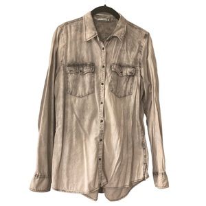 Maurice’s women’s long sleeve button snap down top.